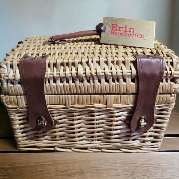 191 Unlimited Handbags - Erin Brockovich Picnic Basket Complete Set Brand New